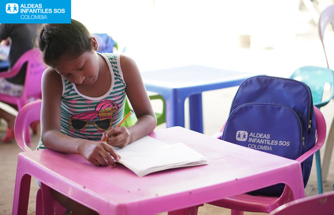 A través de la Línea telefónica de ACNUR y Aldeas Infantiles, más de 5 mil refugiados y migrantes venezolanos han recibido orientación y apoyo