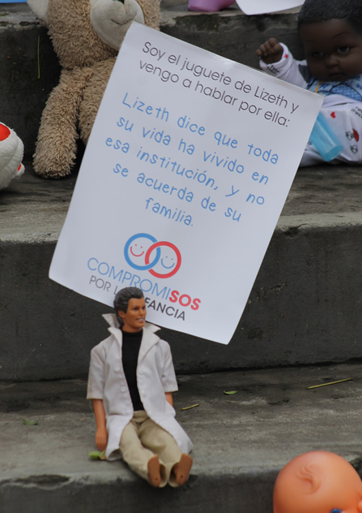 planton-de-los-juguetes-f3.jpg Plantón de los juguetes por más niños y niñas en entornos familiares